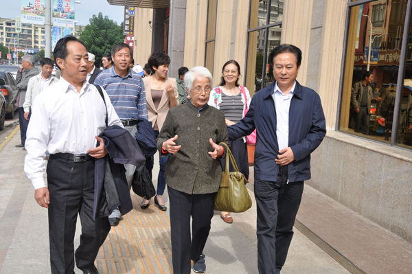 东校区杨校长.JPG